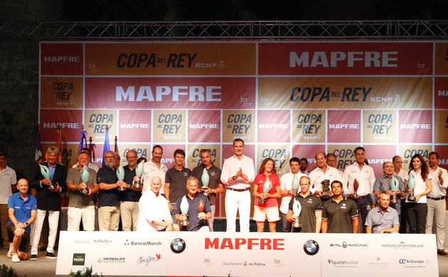 Don Felipe acompañado de los ganadores de las 11 categorías de la 38ª Edición de la Regata Mapfre